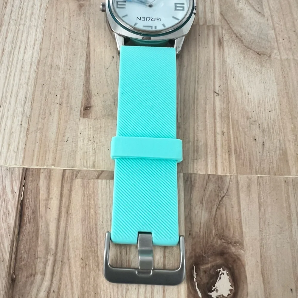 Gruen retro style silver tone silicone strap watch NEW BATTERY